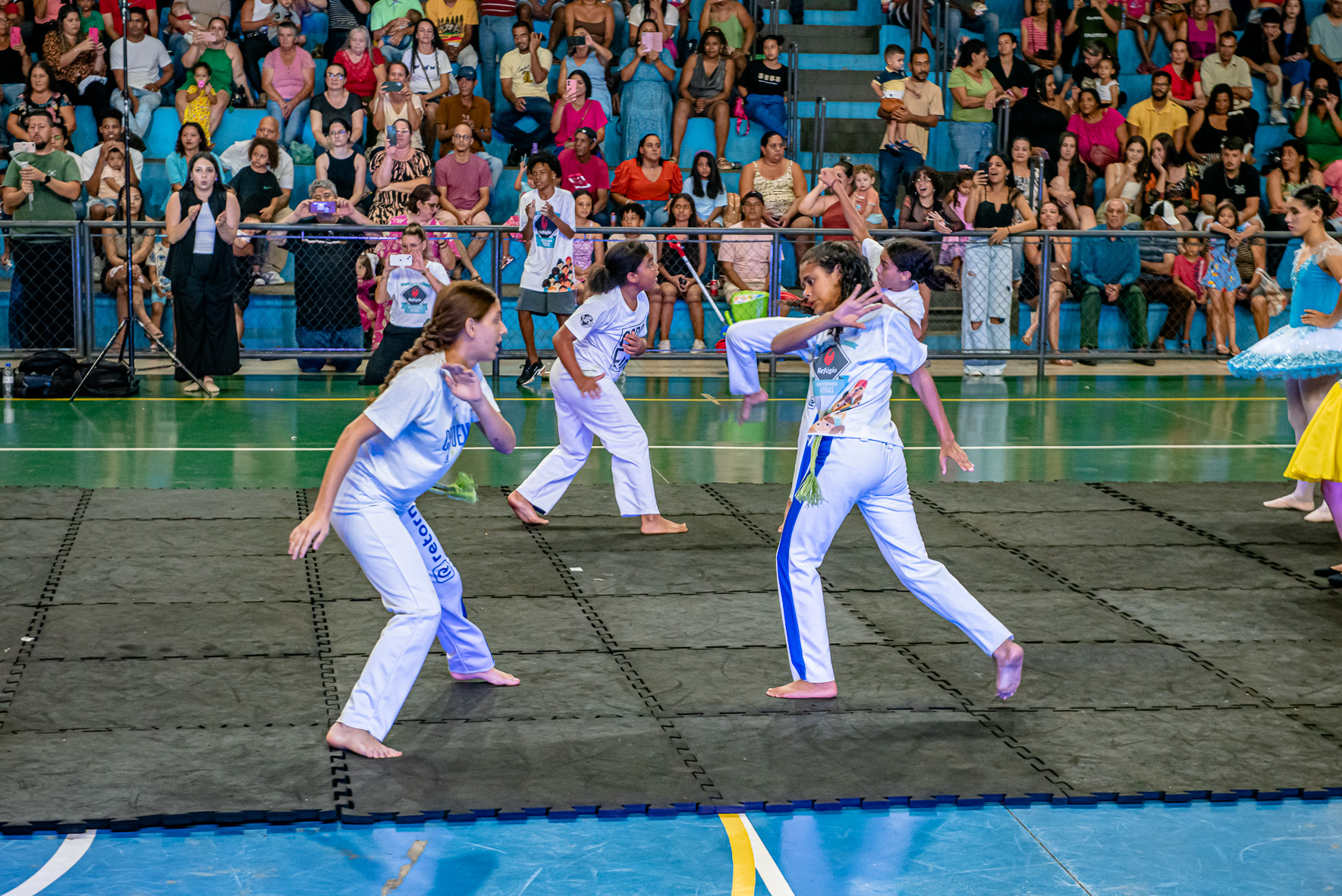 crianças praticando jiu jitsu