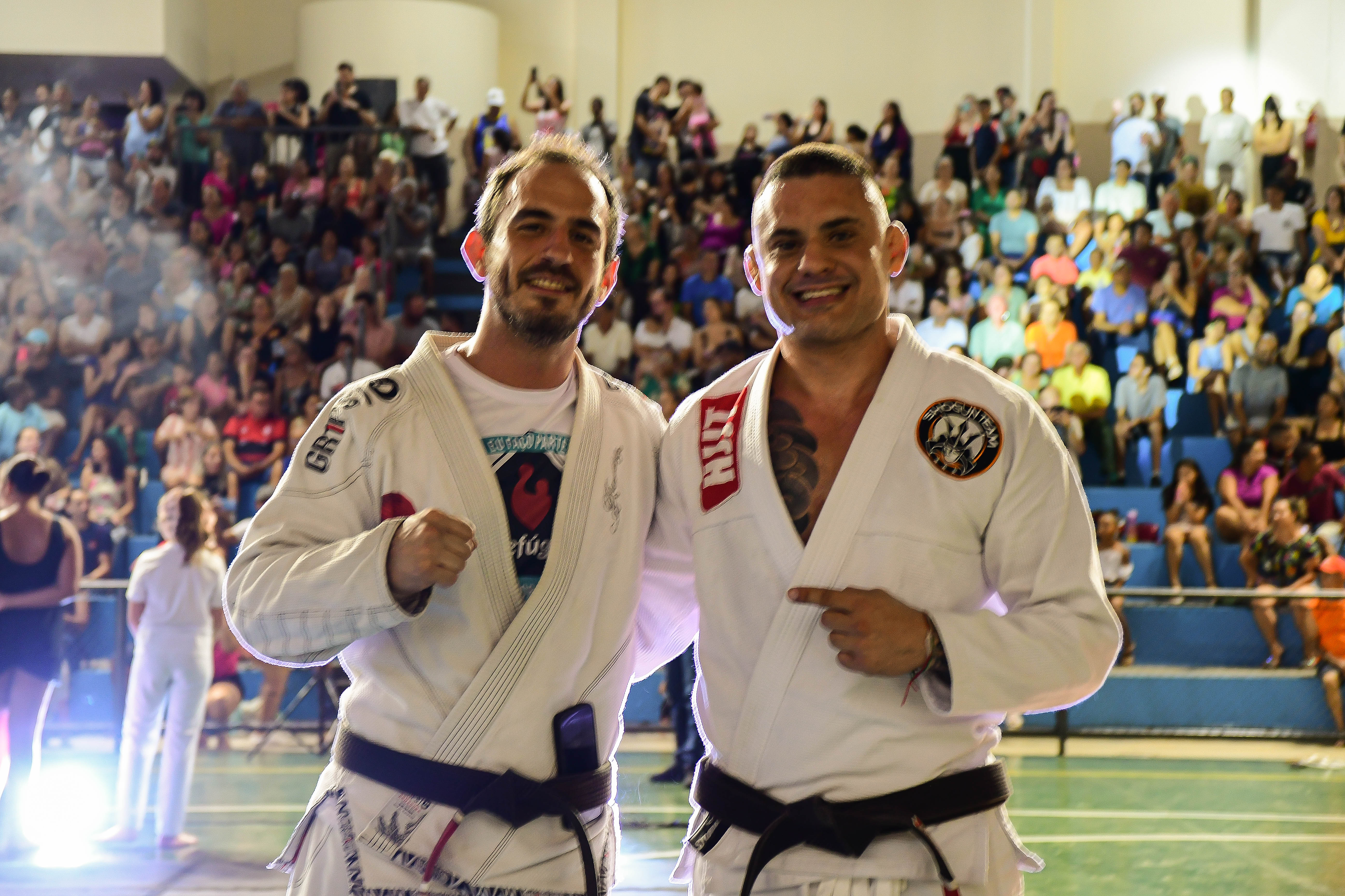 crianças praticando jiu jitsu